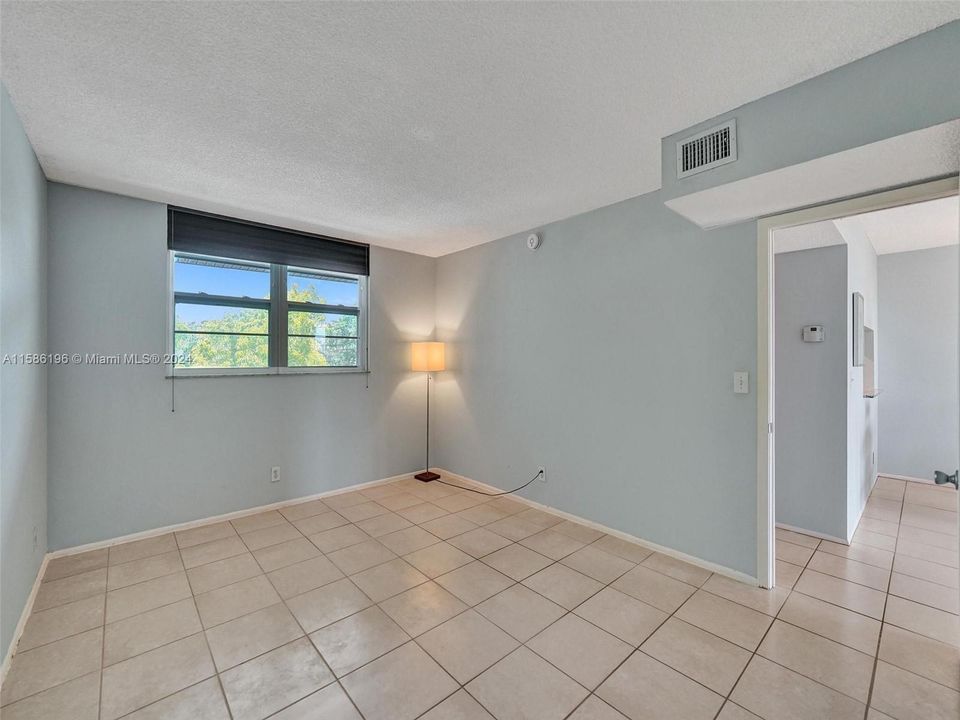 For Sale: $215,000 (2 beds, 2 baths, 1100 Square Feet)