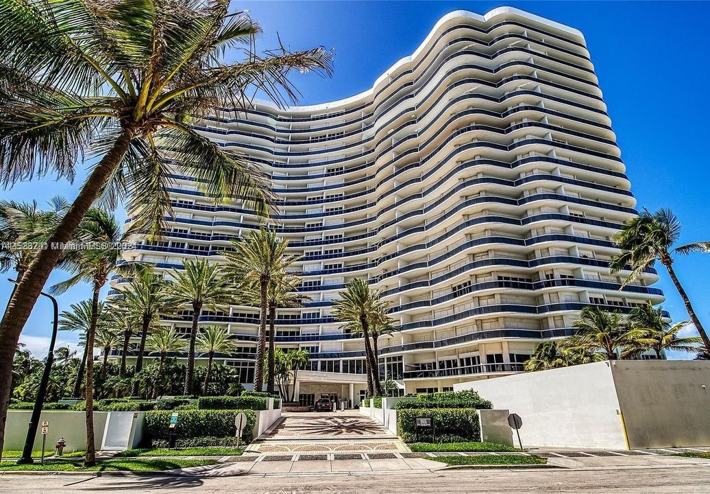 Recently Sold: $3,400,000 (2 beds, 2 baths, 2160 Square Feet)