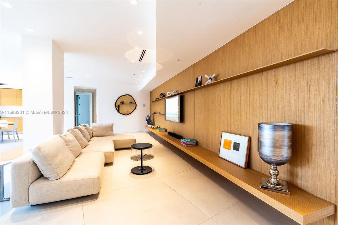 Recently Sold: $3,400,000 (2 beds, 2 baths, 2160 Square Feet)