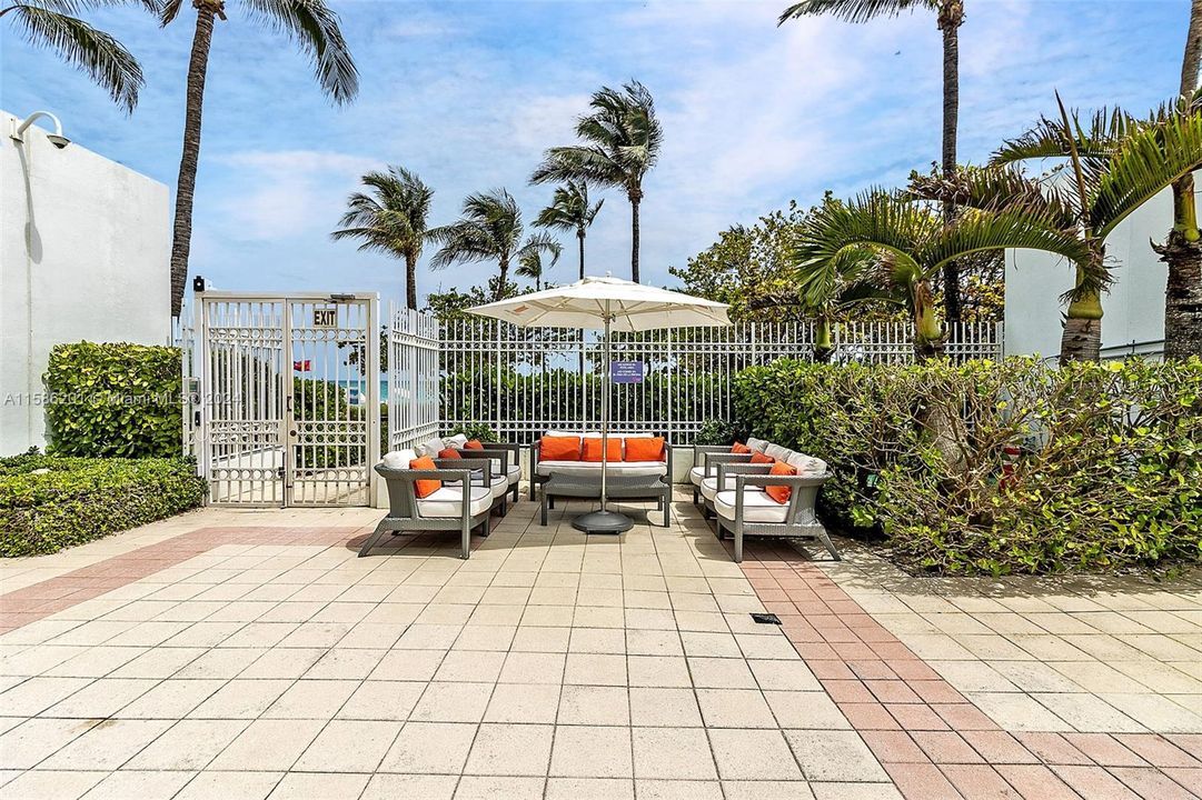 Recently Sold: $3,400,000 (2 beds, 2 baths, 2160 Square Feet)