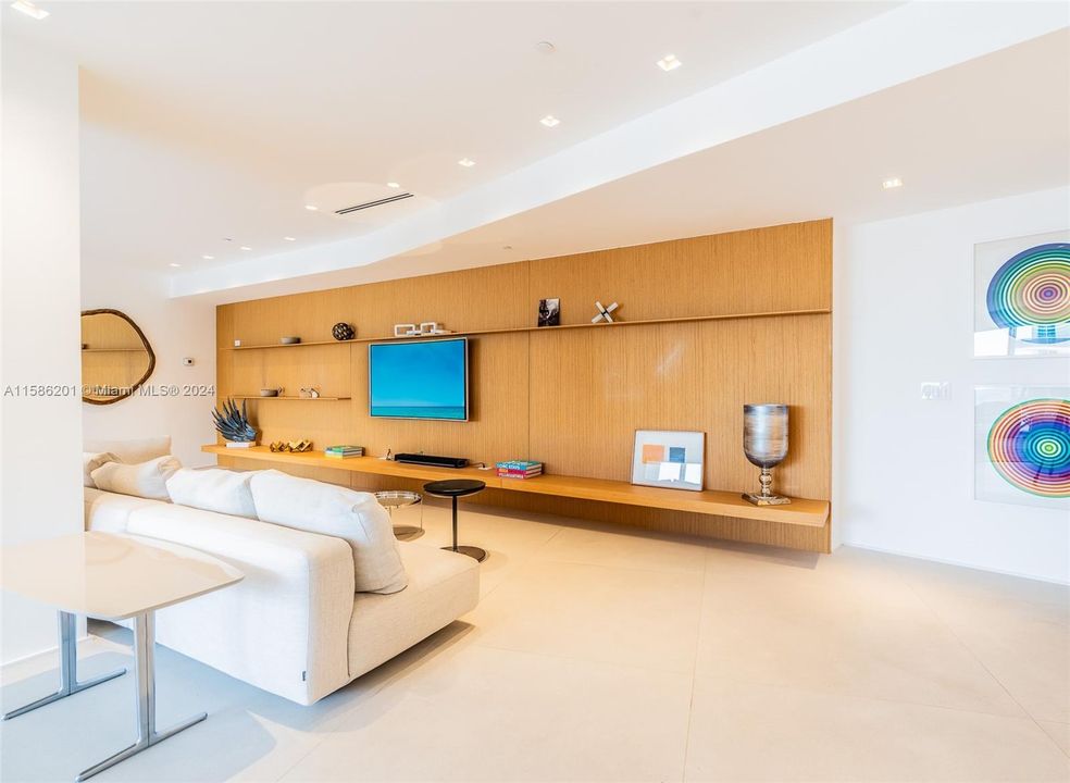 Recently Sold: $3,400,000 (2 beds, 2 baths, 2160 Square Feet)