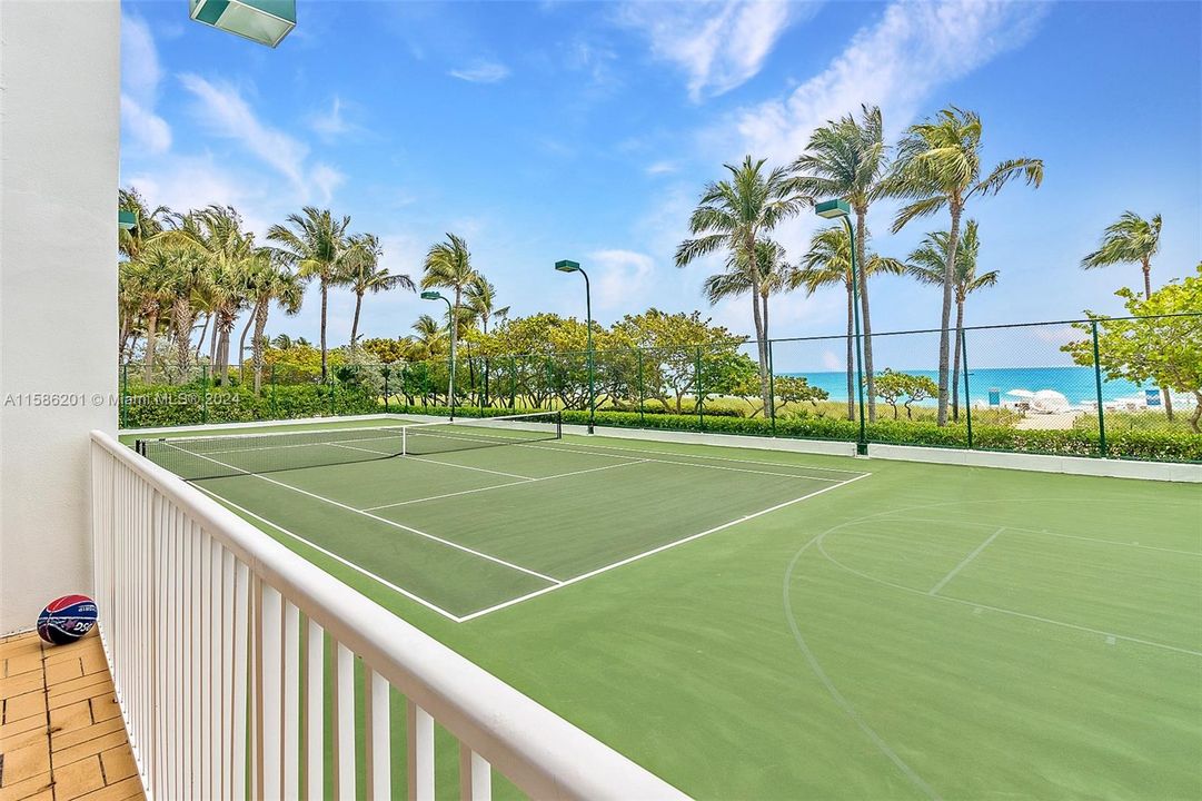 Recently Sold: $3,400,000 (2 beds, 2 baths, 2160 Square Feet)