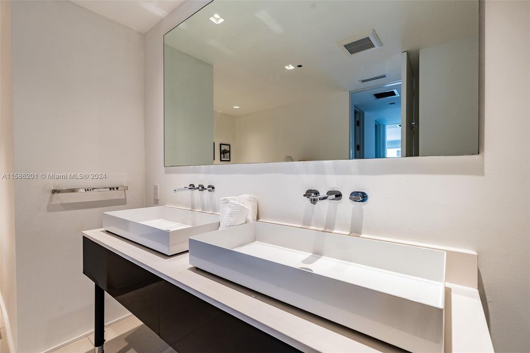 For Sale: $3,400,000 (2 beds, 2 baths, 2160 Square Feet)