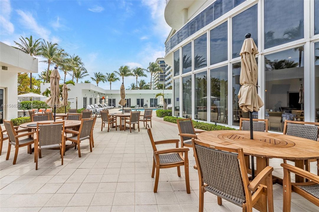 Recently Sold: $3,400,000 (2 beds, 2 baths, 2160 Square Feet)