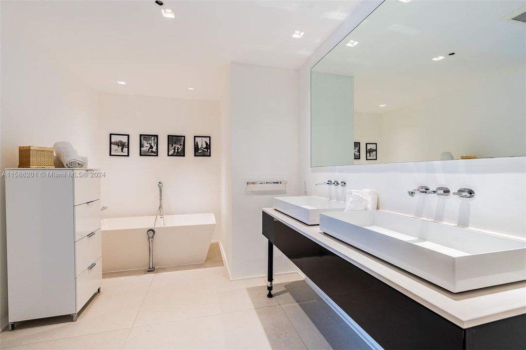 Recently Sold: $3,400,000 (2 beds, 2 baths, 2160 Square Feet)