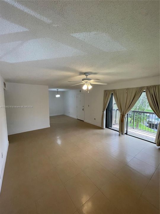 For Sale: $340,000 (1 beds, 1 baths, 833 Square Feet)
