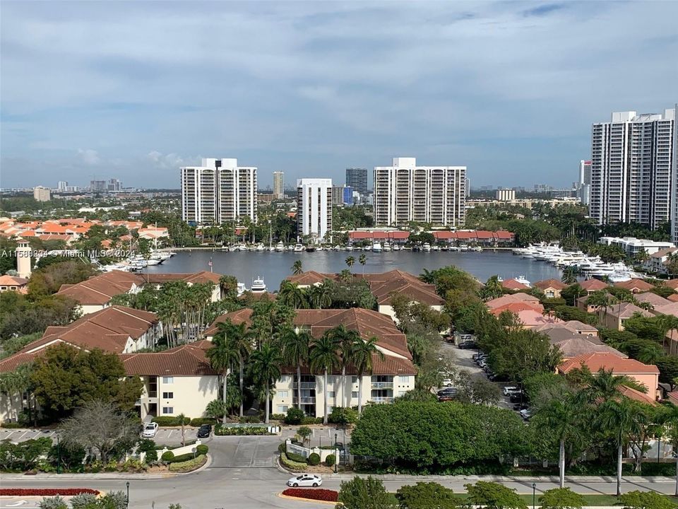 Active With Contract: $2,600 (2 beds, 2 baths, 1079 Square Feet)