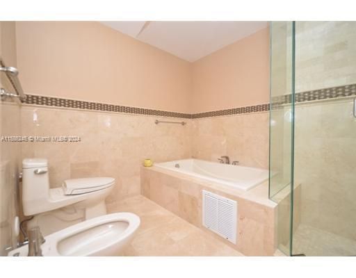 合同活跃: $4,000 (4 贝兹, 2 浴室, 1590 平方英尺)