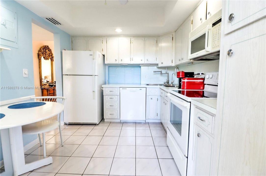For Sale: $249,999 (1 beds, 1 baths, 1071 Square Feet)