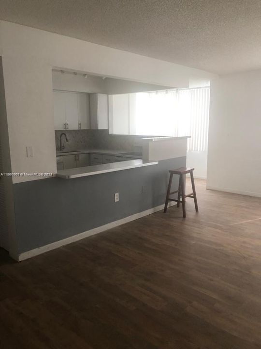 For Sale: $335,000 (2 beds, 2 baths, 875 Square Feet)