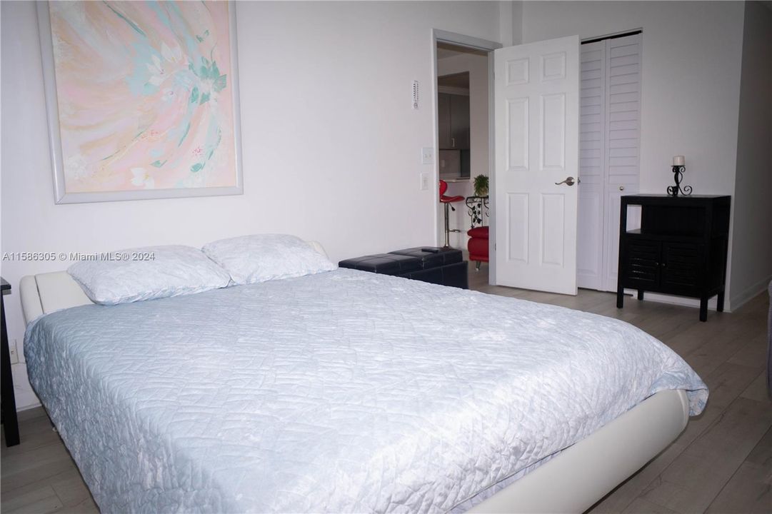 For Sale: $139,000 (1 beds, 1 baths, 721 Square Feet)