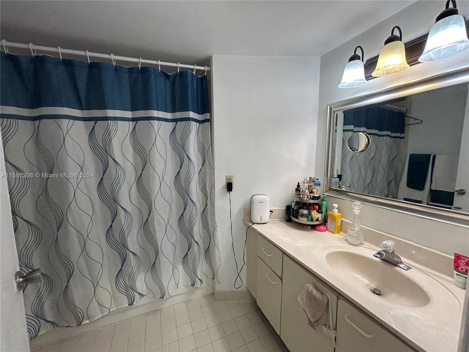 Recently Rented: $2,300 (2 beds, 2 baths, 950 Square Feet)