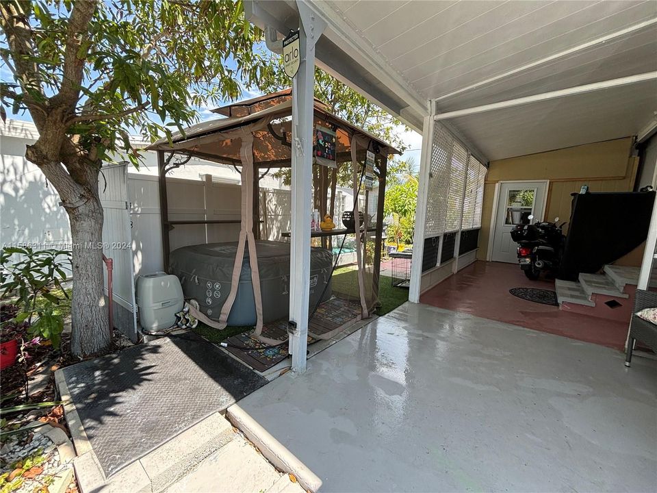 For Sale: $127,000 (1 beds, 2 baths, 552 Square Feet)