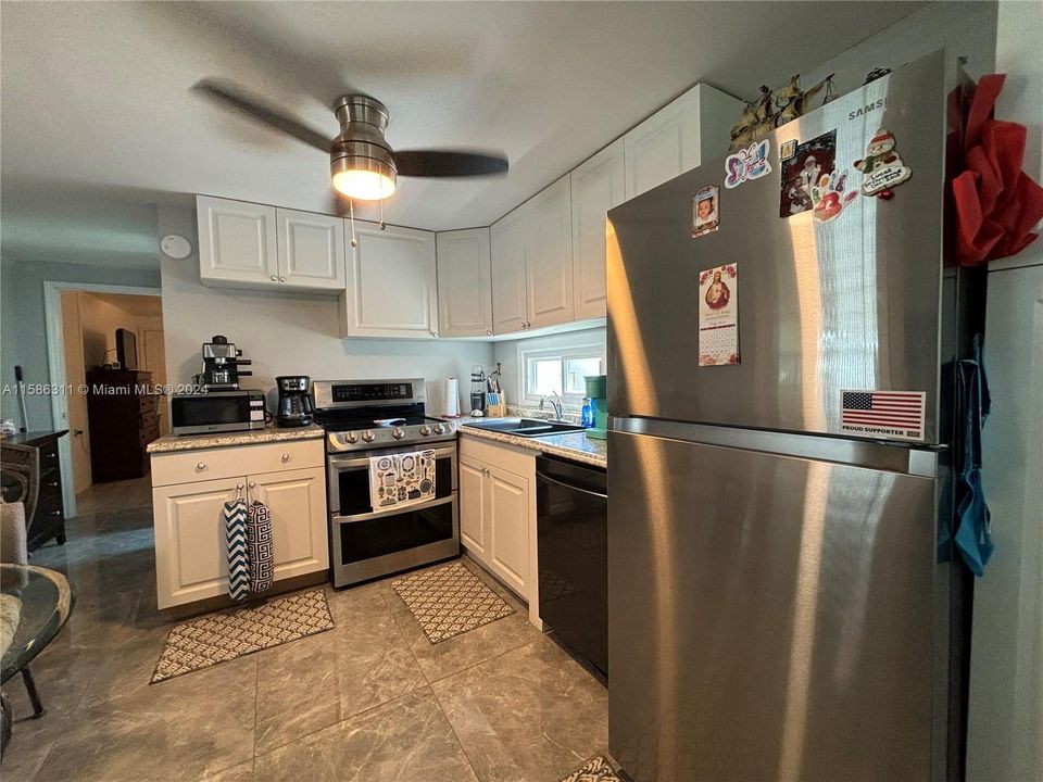 For Sale: $127,000 (1 beds, 2 baths, 552 Square Feet)