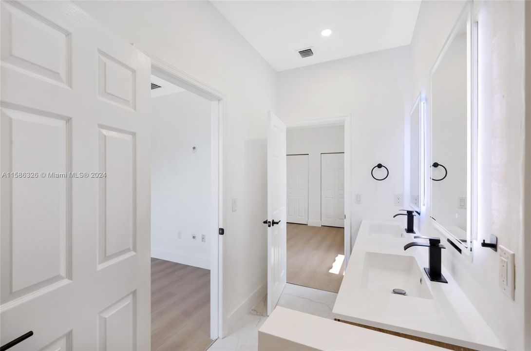 Shared bathroom for second and third bedroom