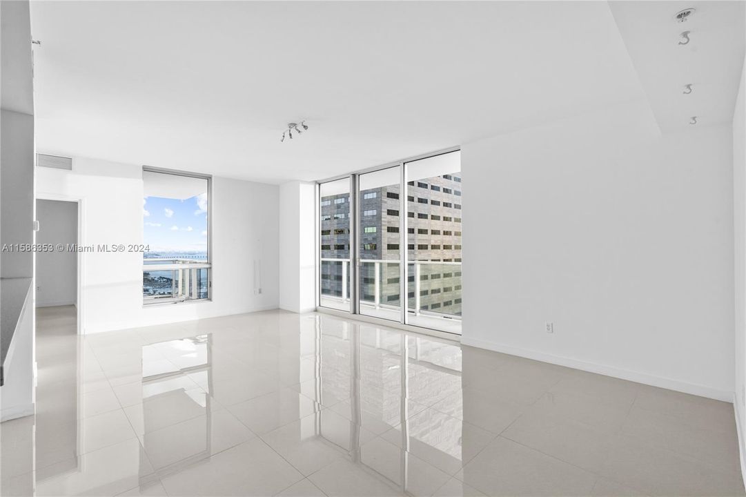 For Sale: $775,000 (2 beds, 2 baths, 1126 Square Feet)