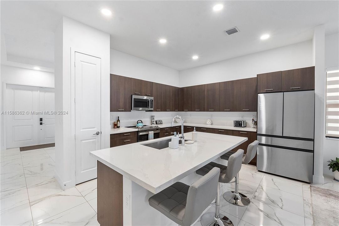 Active With Contract: $1,040,000 (3 beds, 2 baths, 2047 Square Feet)