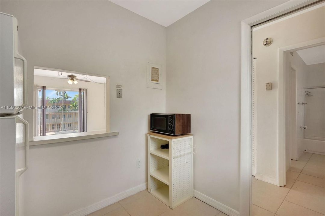 Active With Contract: $199,000 (1 beds, 1 baths, 671 Square Feet)