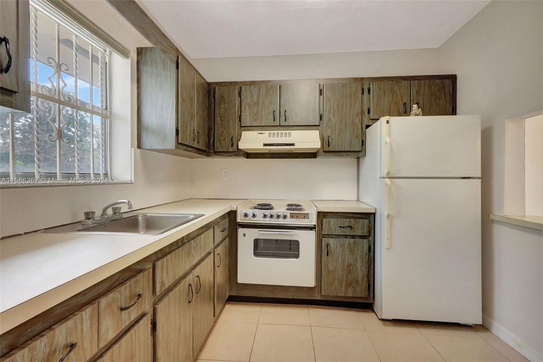 Active With Contract: $199,000 (1 beds, 1 baths, 671 Square Feet)
