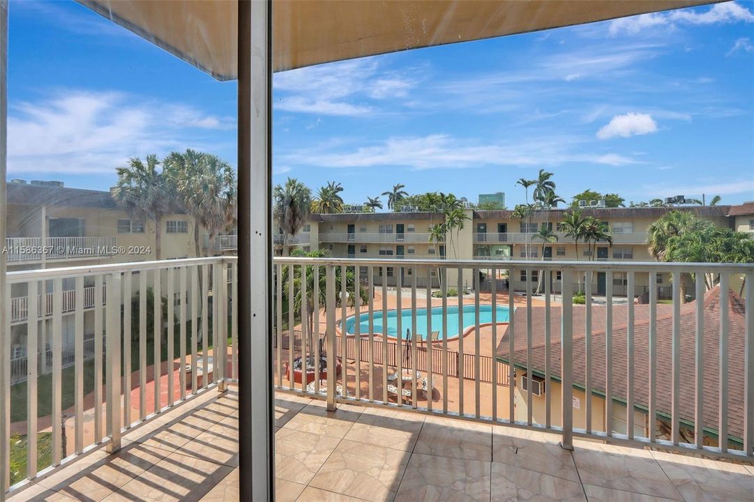 Active With Contract: $199,000 (1 beds, 1 baths, 671 Square Feet)