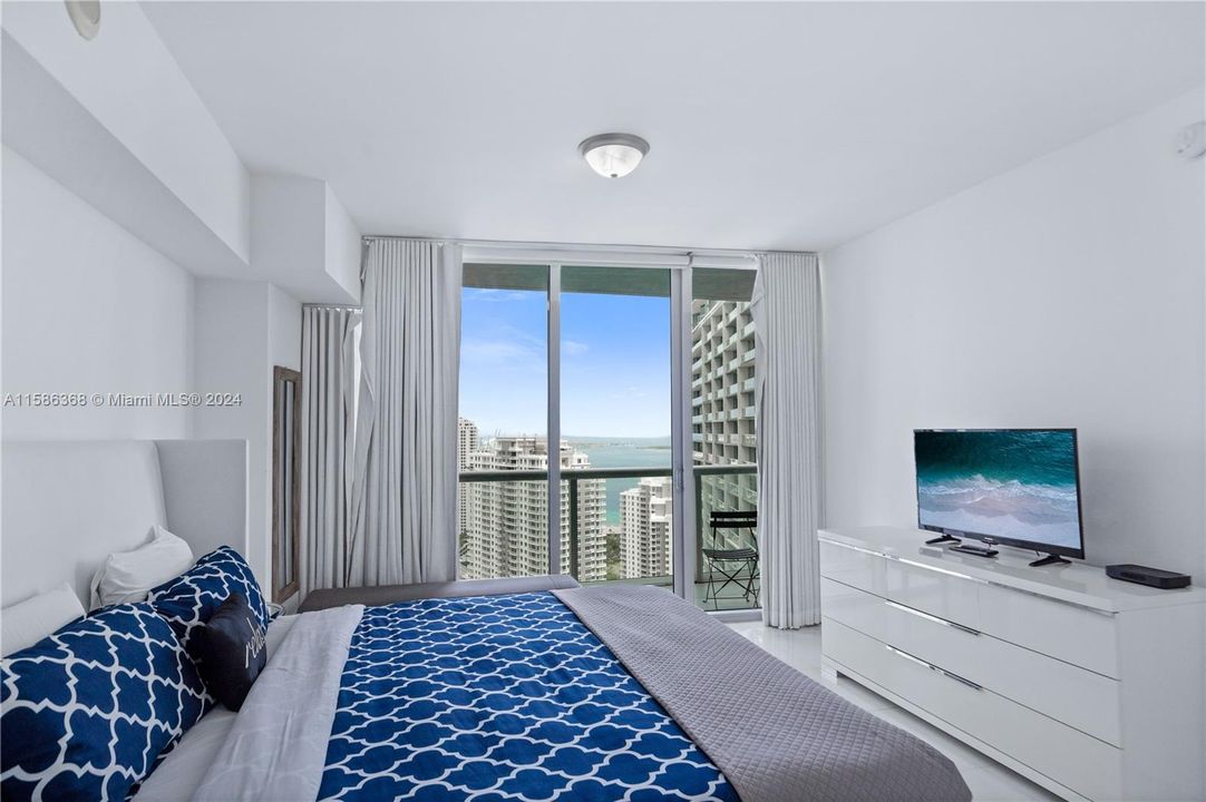 For Sale: $749,000 (1 beds, 1 baths, 876 Square Feet)