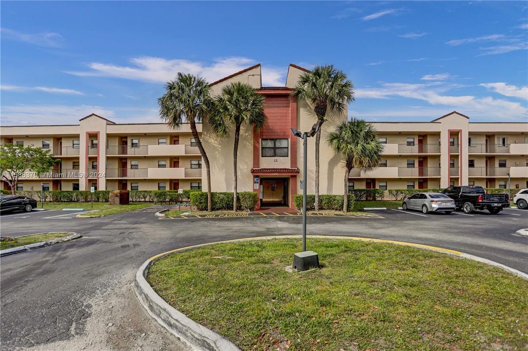 Active With Contract: $232,000 (2 beds, 2 baths, 820 Square Feet)