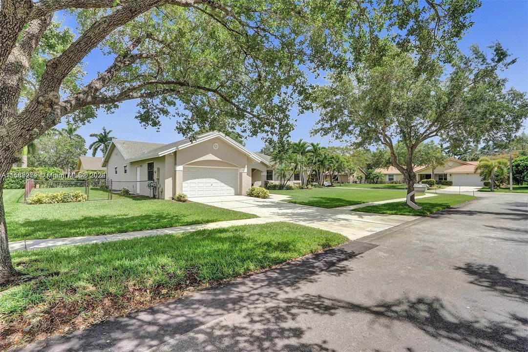 Active With Contract: $839,000 (4 beds, 2 baths, 2532 Square Feet)