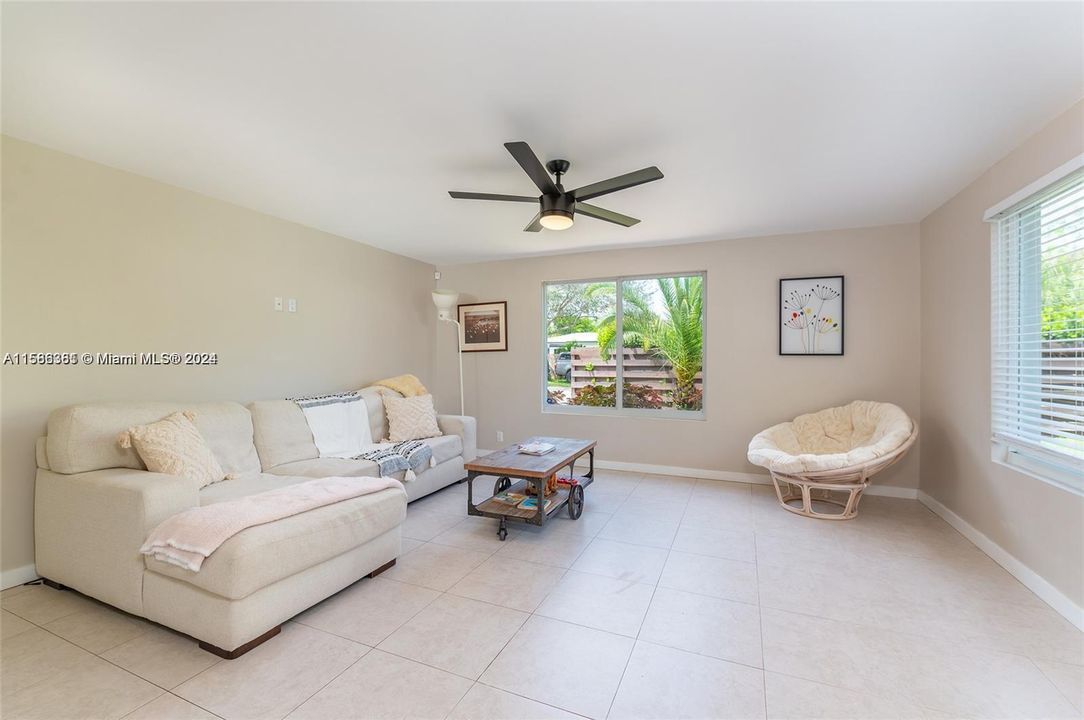 Active With Contract: $3,950 (3 beds, 2 baths, 1712 Square Feet)