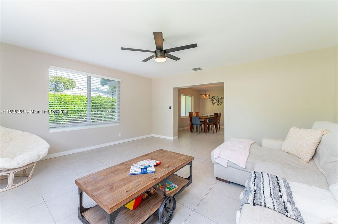 Active With Contract: $3,950 (3 beds, 2 baths, 1712 Square Feet)