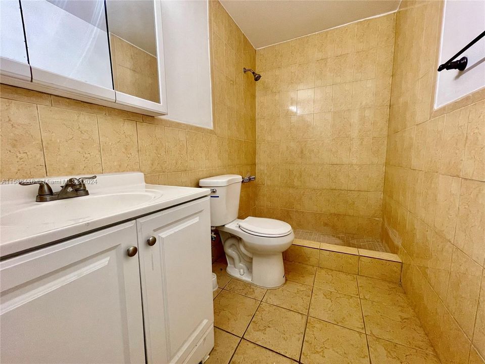 出租: $2,550 (3 贝兹, 1 浴室, 1012 平方英尺)
