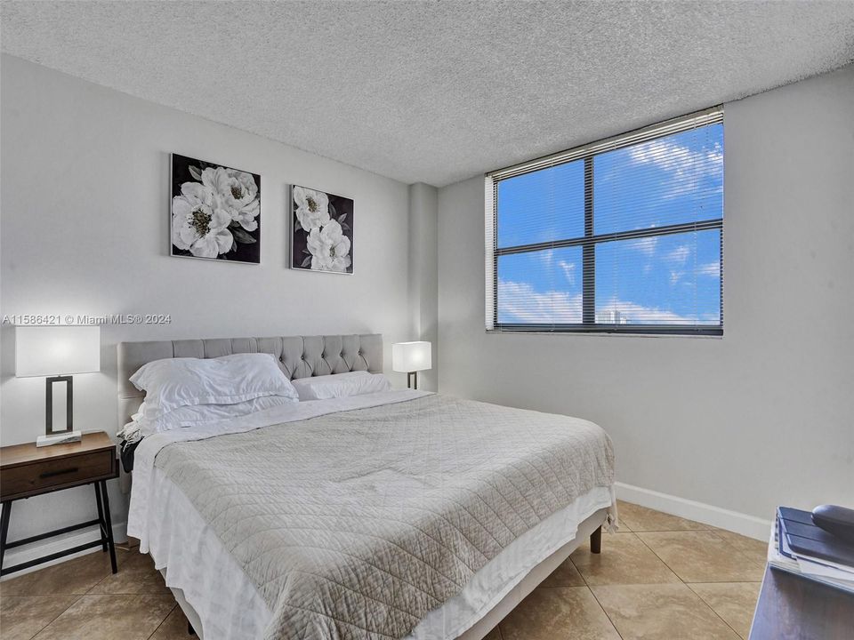 Active With Contract: $2,900 (2 beds, 2 baths, 1008 Square Feet)