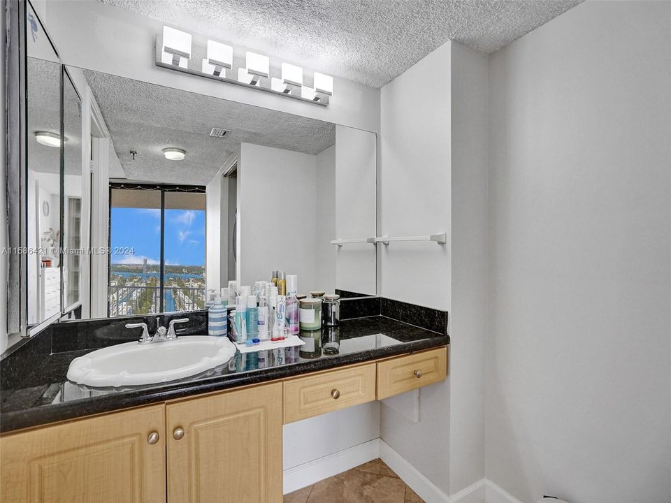 Active With Contract: $2,900 (2 beds, 2 baths, 1008 Square Feet)