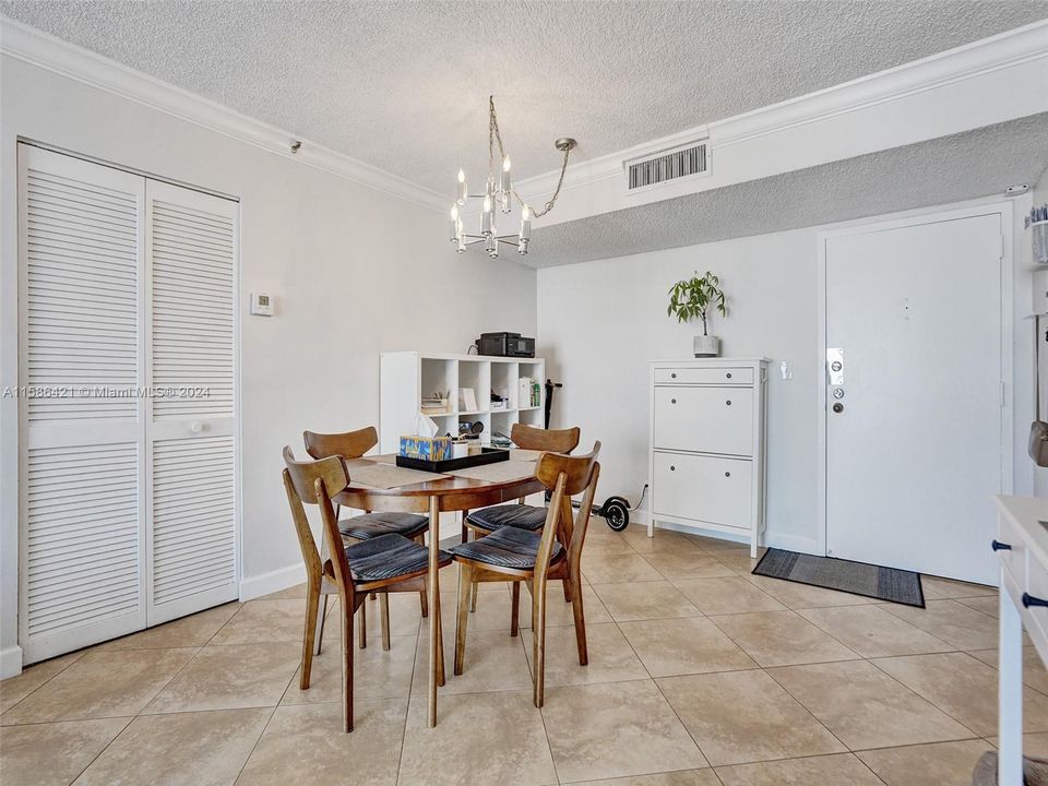 Active With Contract: $2,900 (2 beds, 2 baths, 1008 Square Feet)