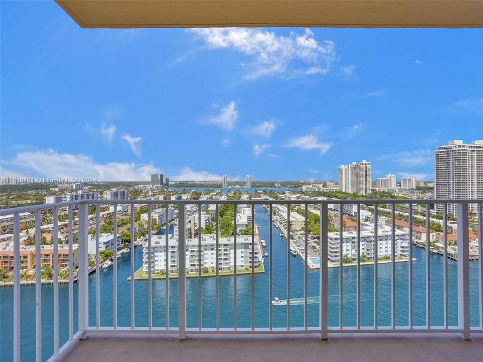 Active With Contract: $2,900 (2 beds, 2 baths, 1008 Square Feet)