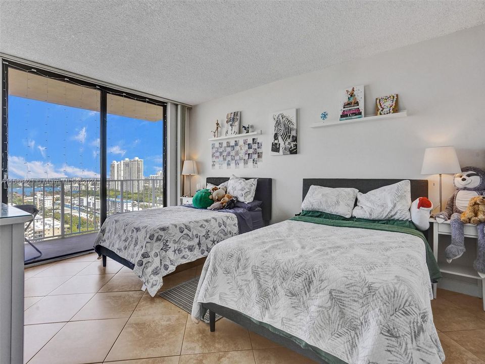 Active With Contract: $2,900 (2 beds, 2 baths, 1008 Square Feet)