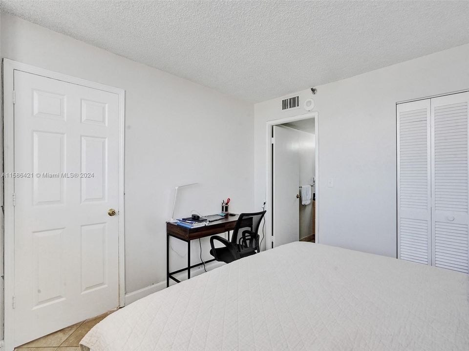 Active With Contract: $2,900 (2 beds, 2 baths, 1008 Square Feet)