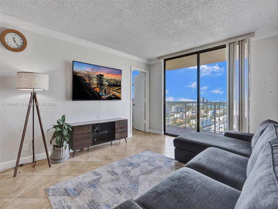 Active With Contract: $2,900 (2 beds, 2 baths, 1008 Square Feet)