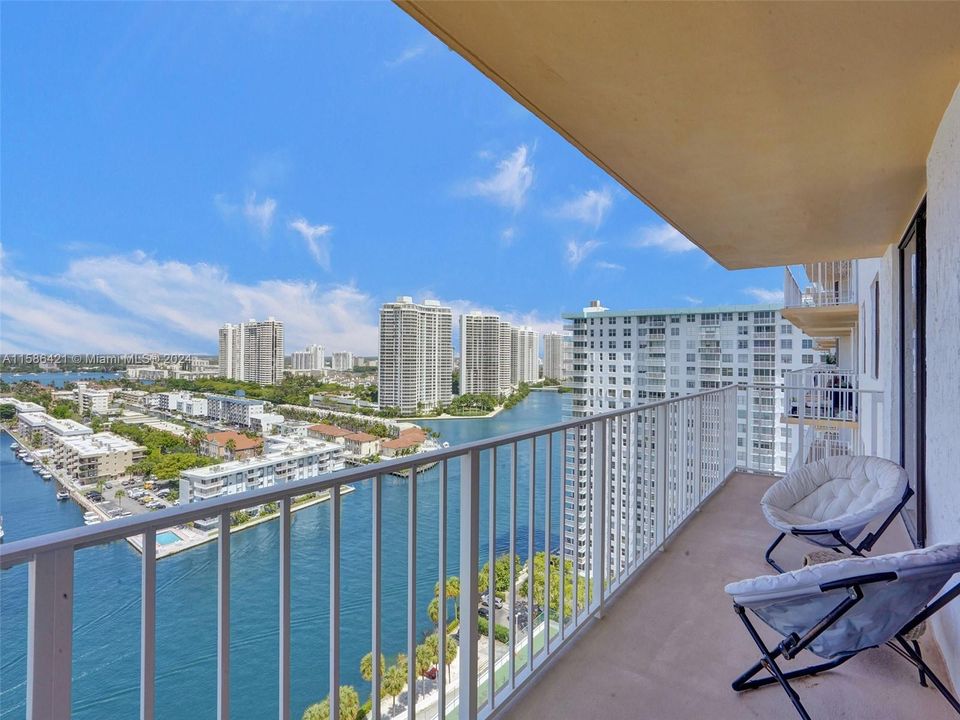 Active With Contract: $2,900 (2 beds, 2 baths, 1008 Square Feet)