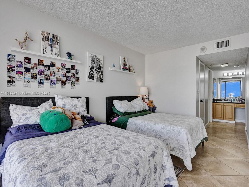 Active With Contract: $2,900 (2 beds, 2 baths, 1008 Square Feet)