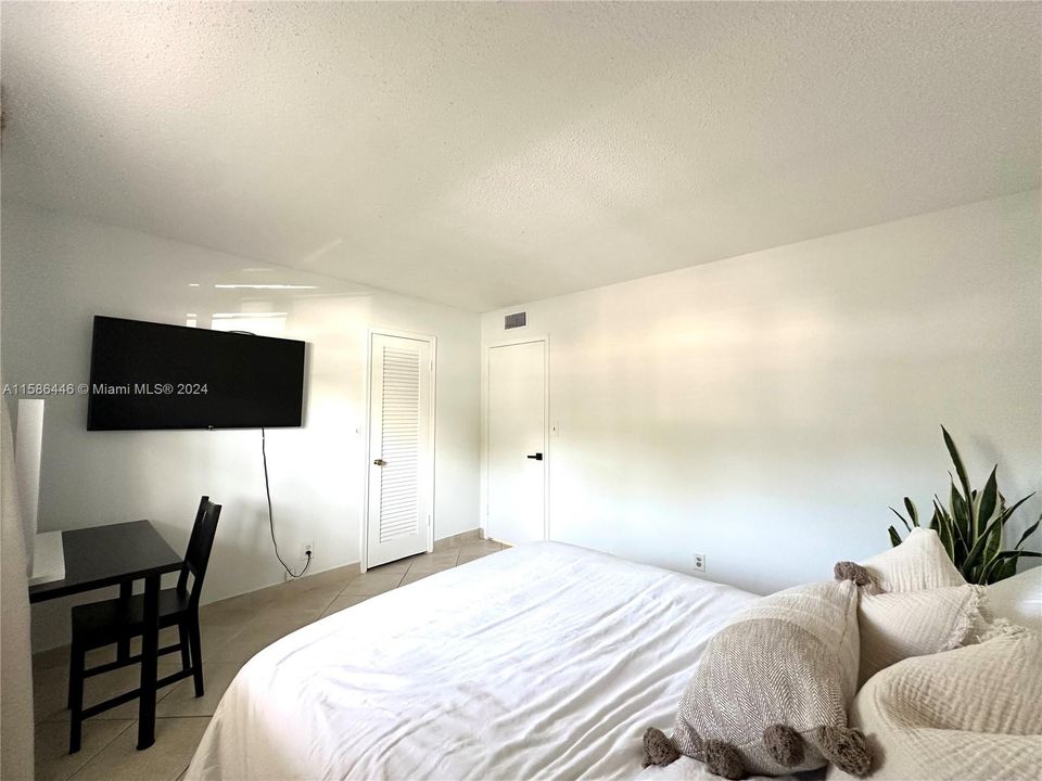 For Rent: $2,400 (2 beds, 2 baths, 1092 Square Feet)