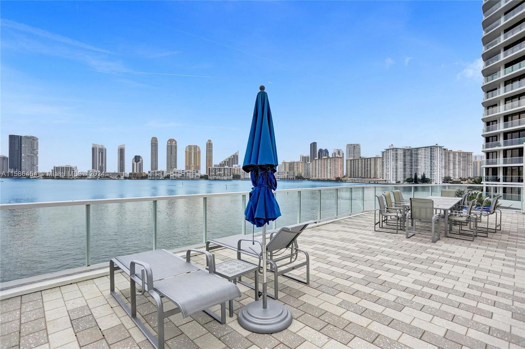 For Sale: $1,100,000 (2 beds, 2 baths, 1607 Square Feet)