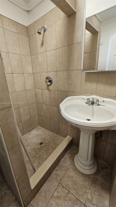 最近租的: $1,200 (1 贝兹, 1 浴室, 120 平方英尺)