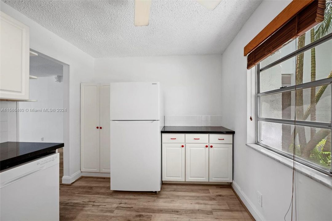 For Sale: $205,000 (2 beds, 1 baths, 980 Square Feet)