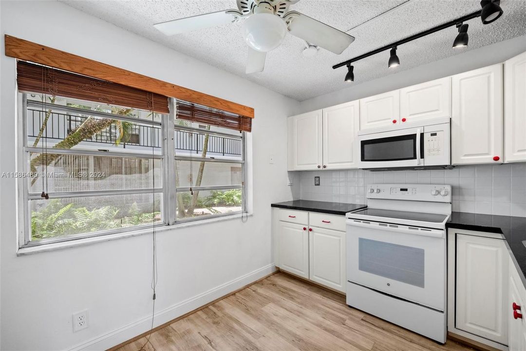 For Sale: $205,000 (2 beds, 1 baths, 980 Square Feet)