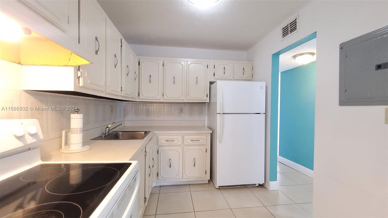 Active With Contract: $2,400 (2 beds, 2 baths, 1030 Square Feet)