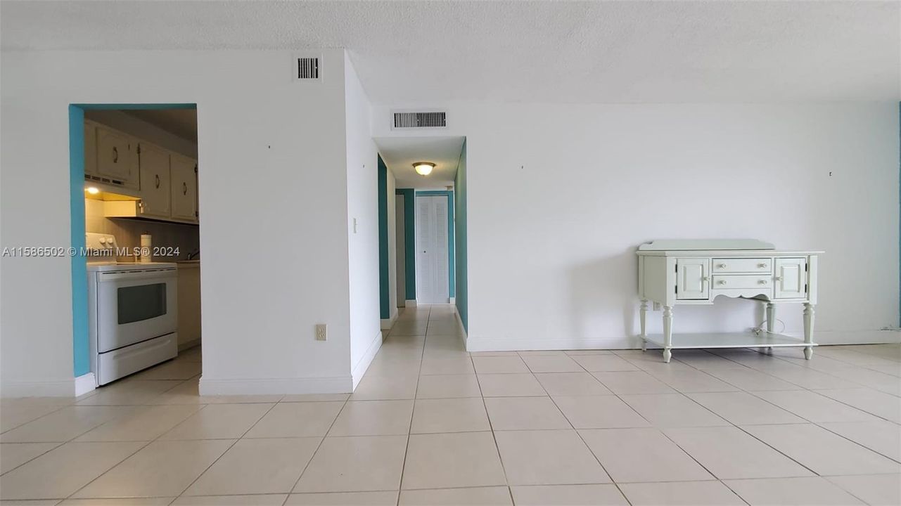 Active With Contract: $2,400 (2 beds, 2 baths, 1030 Square Feet)