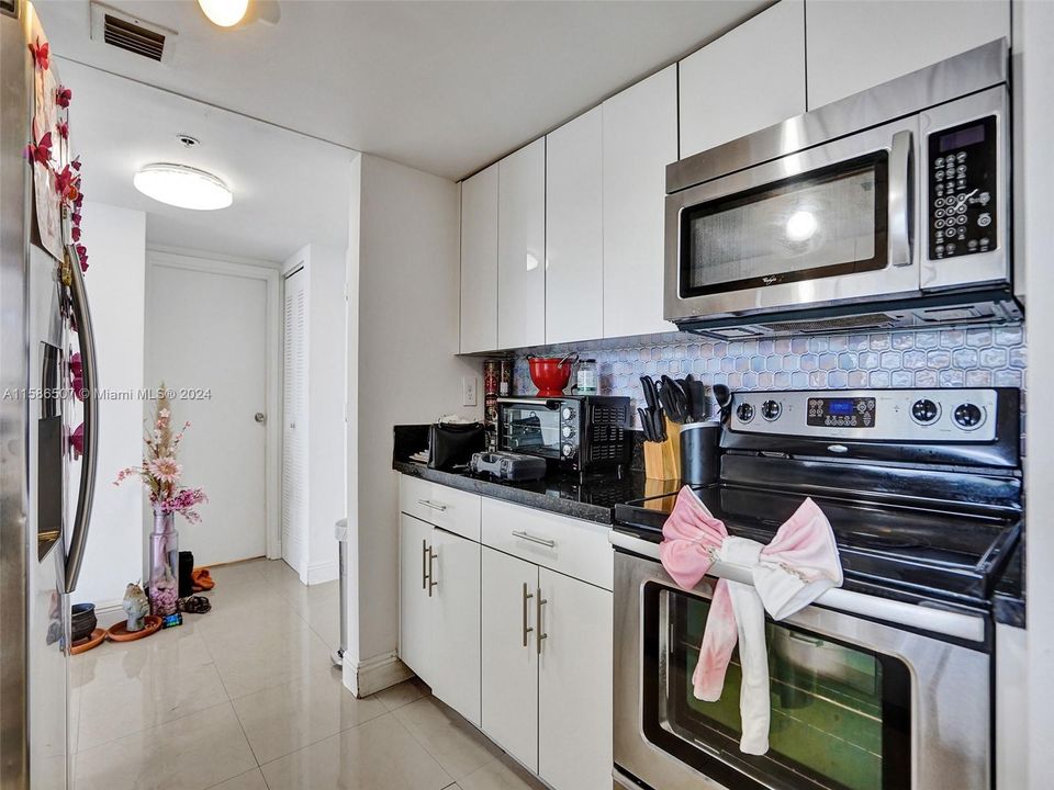 For Sale: $450,000 (2 beds, 2 baths, 1030 Square Feet)