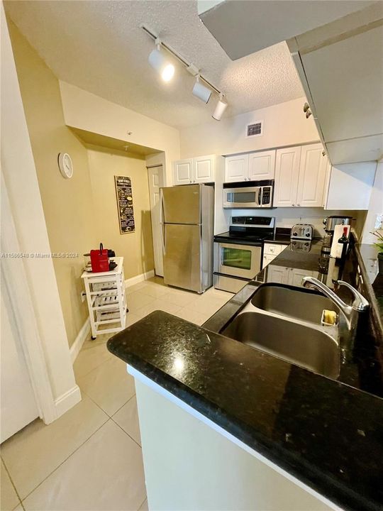 For Rent: $3,401 (2 beds, 2 baths, 1116 Square Feet)