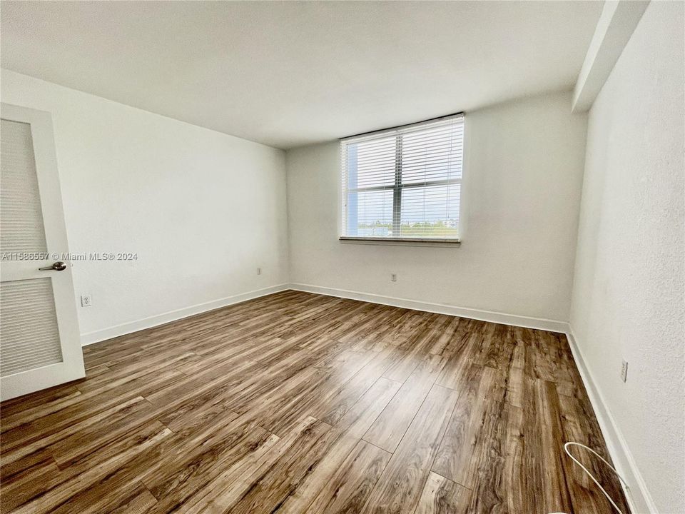 For Rent: $2,350 (1 beds, 1 baths, 898 Square Feet)