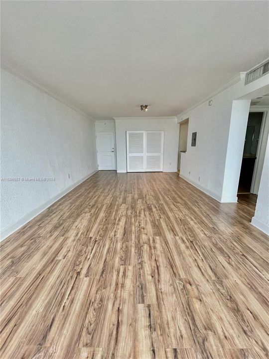 For Rent: $2,350 (1 beds, 1 baths, 898 Square Feet)